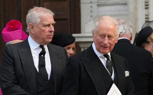 Ο Αντριου με τον βασιλιά Κάρολο πριν διαρραγεί η σχέση με τη βασιλική οικογένεια