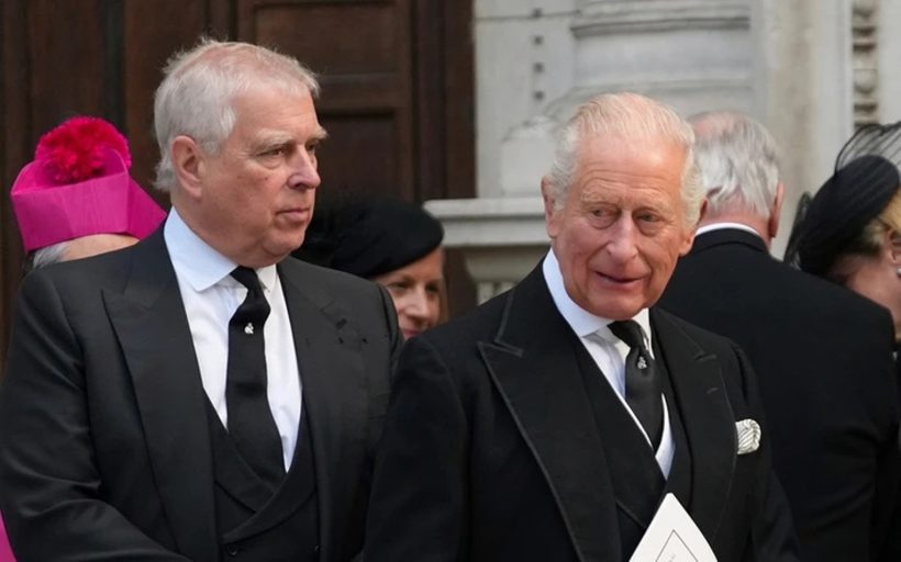 Ο Αντριου με τον βασιλιά Κάρολο πριν διαρραγεί η σχέση με τη βασιλική οικογένεια