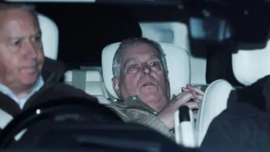 Ο Αντριου κατά την αποχώρησή του από το Αστυνομικό Τμήμα