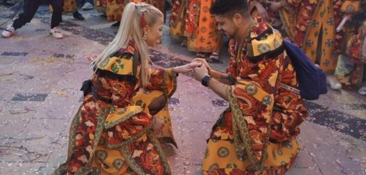 Πάτρα: Η Καρναβαλική πρόταση γάμου! ΦΩΤΟ 27 Ο νεαρός περνά το δαχτυλίδι στην αγαπημένη του