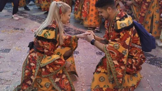 Ο νεαρός περνά το δαχτυλίδι στην αγαπημένη του