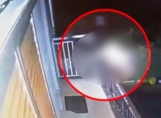 Kάμερα ασφαλείας κατέγραψε την πτώση του άνδρα