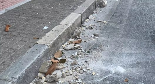 Πάτρα: Αναστάτωση στη Ρήγα Φεραίου, έπεσαν σοβάδες από πολυκατοικία 25 Πάτρα: Αναστάτωση στη Ρήγα Φεραίου, έπεσαν σοβάδες από πολυκατοικία