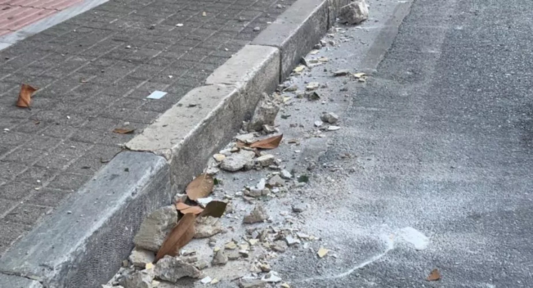Πάτρα: Αναστάτωση στη Ρήγα Φεραίου, έπεσαν σοβάδες από πολυκατοικία 4 Πάτρα: Αναστάτωση στη Ρήγα Φεραίου, έπεσαν σοβάδες από πολυκατοικία