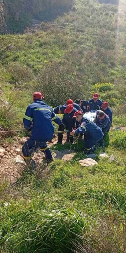 Η στιγμή του απεγκλωβισμού από την Πυροσβεστική
