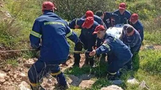 Η στιγμή του απεγκλωβισμού από την Πυροσβεστική