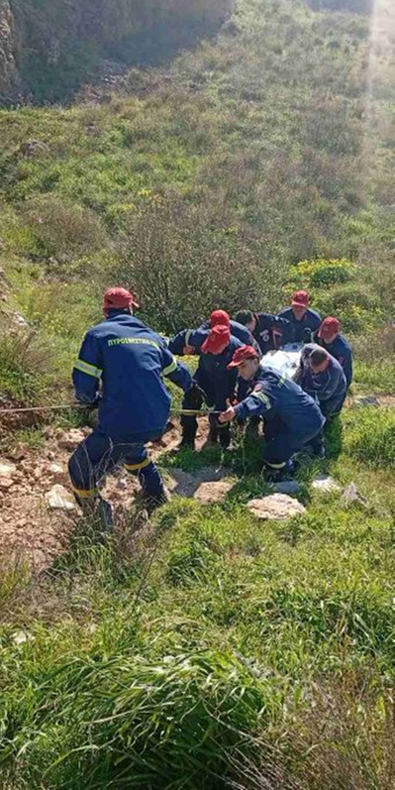 Γαλάτσι: Επεσε από ύψος για να «πετάξει» χαρταετό, επιχείρηση απεγκλωβισμού