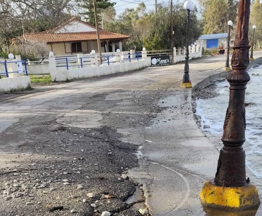 Αχαΐα: «Φαγώθηκε» η ακτή στη Ροδιά, ειδοποιήθηκαν για μέτρα δύο Υπουργεία ΦΩΤΟ
