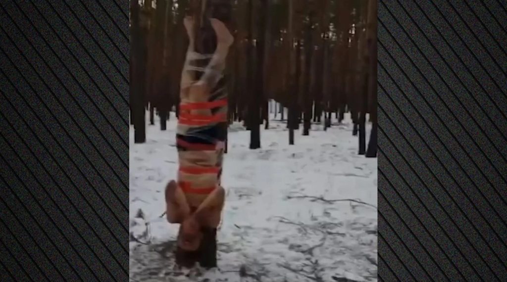 Ρώσος στρατιώτης γυμνος και δεμένος ανάποδα στο χιόνι