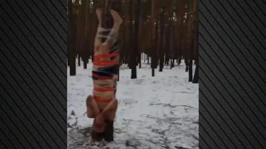 Ρώσος στρατιώτης γυμνος και δεμένος ανάποδα στο χιόνι