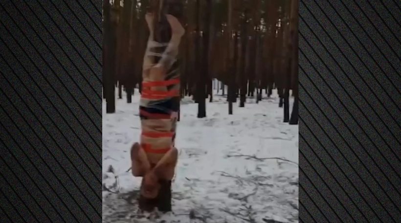 Ρώσος στρατιώτης γυμνος και δεμένος ανάποδα στο χιόνι