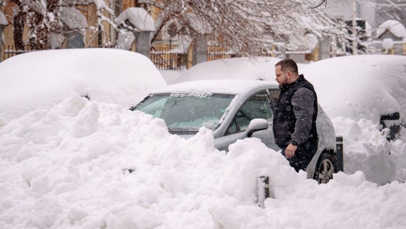 Σφοδρή κακοκαιρία στη Ρουμανία: Προβλήματα στα αεροδρόμια, χωρίς ρεύμα χιλιάδες σπίτια ΦΩΤΟ