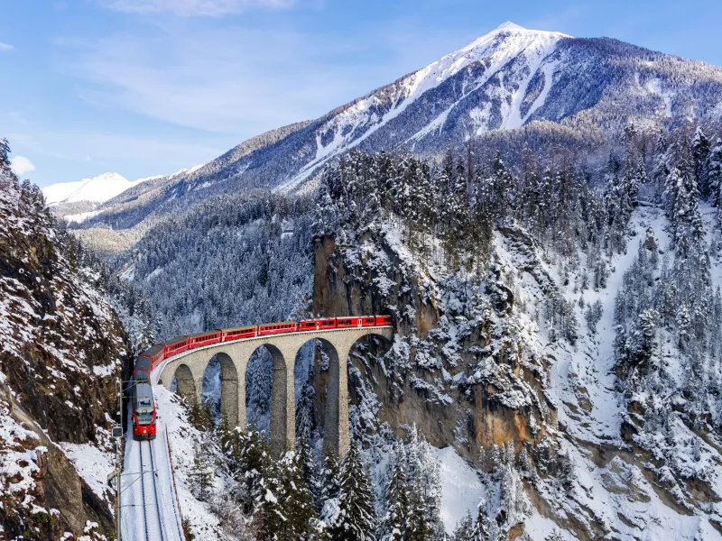 Ελβετία: Επιβατική αμαξοστοιχία εκτροχιάστηκε λόγω χιονοστιβάδας