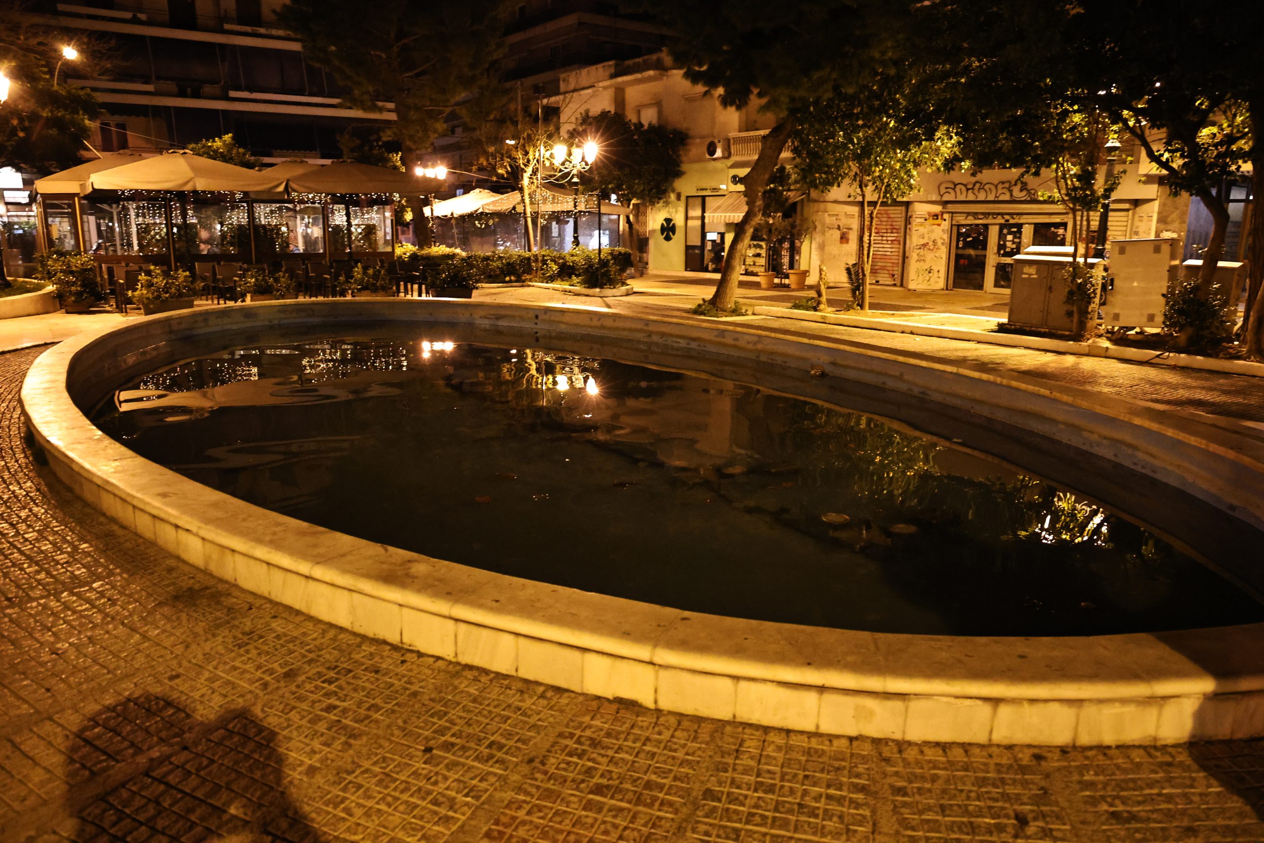 Καλλιθέα: Για τουλάχιστον δέκα λεπτά παρέμεινε στο νερό το 2χρονο κοριτσάκι που βρέθηκε στο συντριβάνι