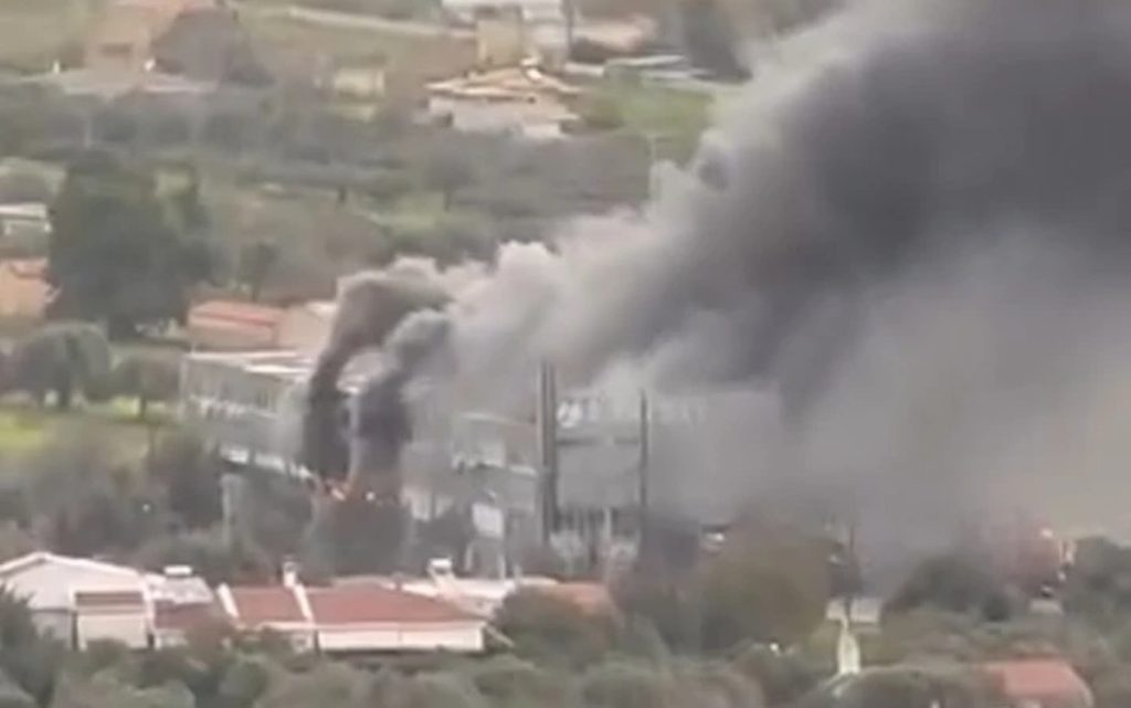 Μεγάλη φωτιά σε αποθήκη εταιρείας αθλητικών ειδών στα Σπάτα ΒΙΝΤΕΟ - ΝΕΟΤΕΡΑ 25 Μεγάλη φωτιά σε αποθήκη εταιρείας αθλητικών ειδών στα Σπάτα ΒΙΝΤΕΟ - ΝΕΟΤΕΡΑ