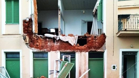 Ξαφνική κατάρρευση πρόσοψης σπιτιού στη Μεσσήνη ΦΩΤΟ