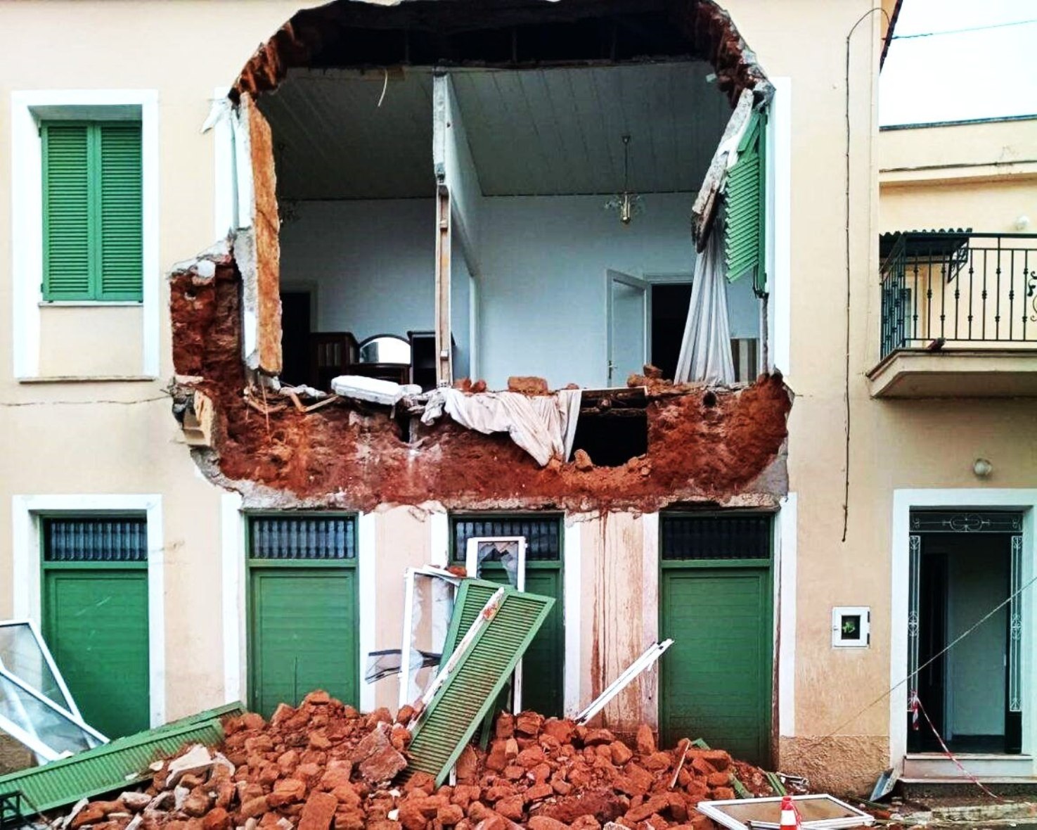 Ξαφνική κατάρρευση πρόσοψης σπιτιού στη Μεσσήνη ΦΩΤΟ