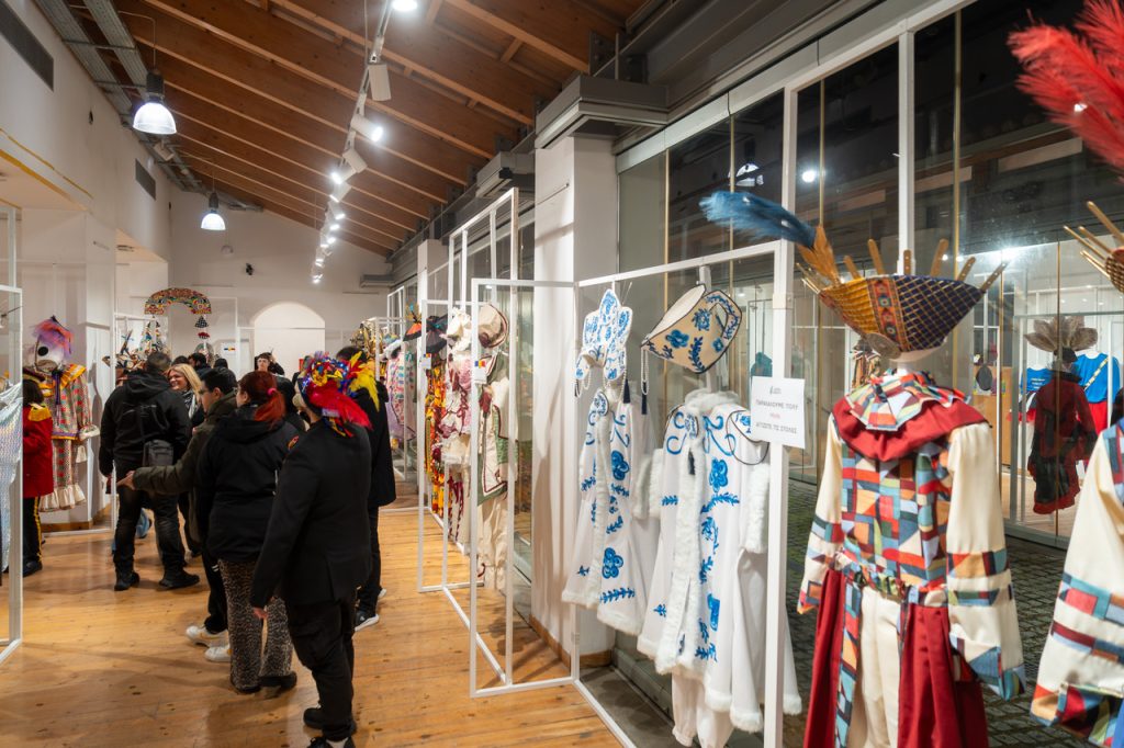 Η έκθεση στολών Πληρωμάτων του φετινού Πατρινού Καρναβαλιού ΦΩΤΟ