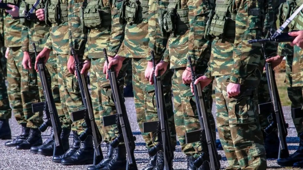 Στρατιωτική θητεία: Τι αλλάζει από σήμερα στην εκπαίδευση, τη μηνιαία αποζημίωση και το συσσίτιο