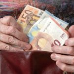 Συντάξεις: Με αργούς ρυθμούς τα αναδρομικά 11μήνου - Τι φρενάρει τις πληρωμές