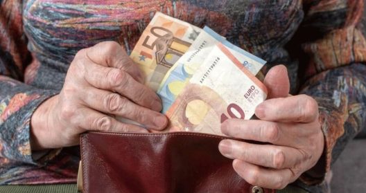 Συντάξεις Μαρτίου 2026: Πότε μπαίνουν στα ΑΤΜ – Οι ημερομηνίες πληρωμής ανά ταμείο λόγω Καθαράς Δευτέρας