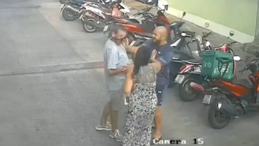 Σκότωσε 57χρονο Βρετανό στην Ταϊλάνδη με μια καρατιά στον λαιμό ΒΙΝΤΕΟ