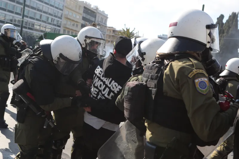Σύνταγμα - Επέτειος Τεμπών: Μικροεπεισόδια και ένταση, με συλλήψεις ΦΩΤΟ
