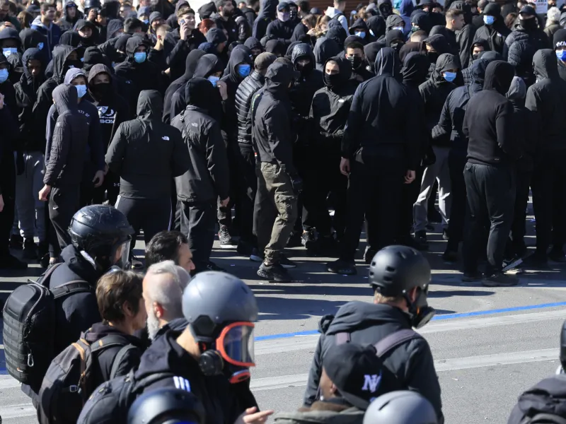 Σύνταγμα - Επέτειος Τεμπών: Μικροεπεισόδια και ένταση, με συλλήψεις ΦΩΤΟ