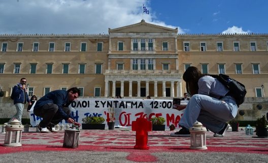 Φοιτητές γράφουν τα ονόματα των θυμάτων των Τεμπών