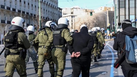 Συλαλλητήρια Τέμπη: Πόσες συλλήψεις και προσαγωγές έγιναν σε Αθήνα και Θεσσαλονίκη