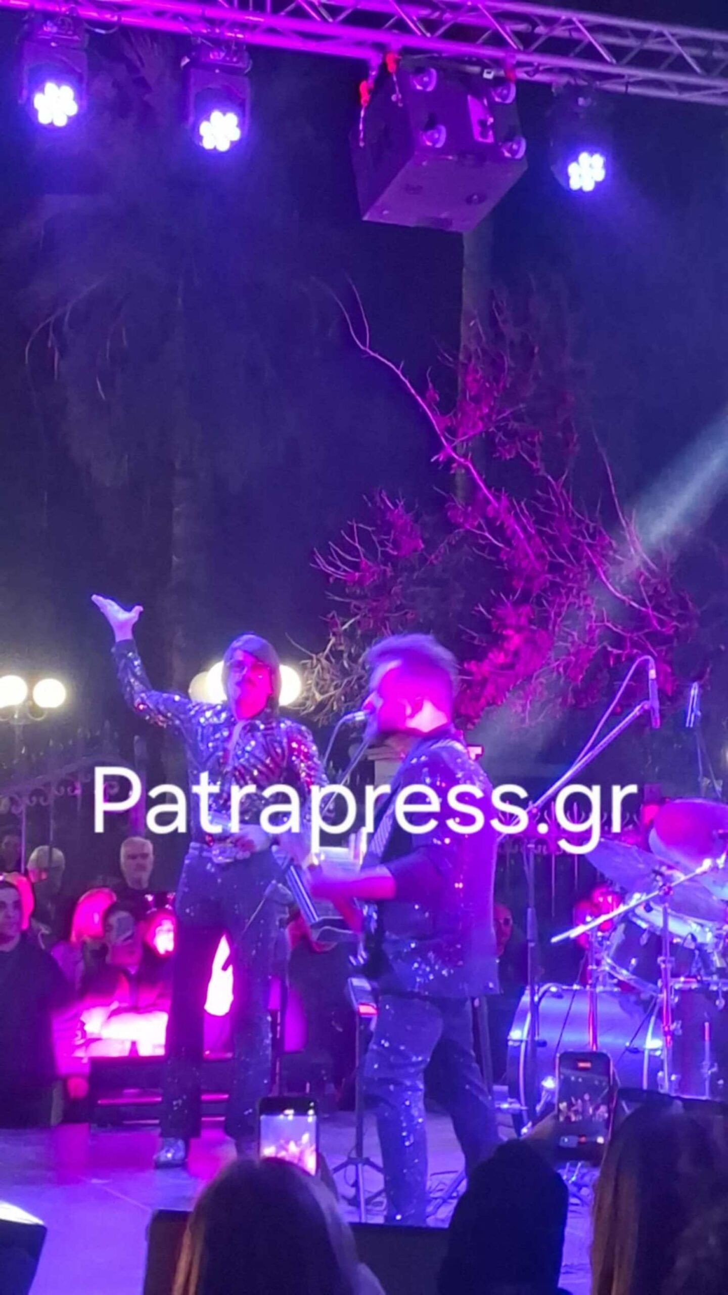 Ο Τόνι Σφήνος επί σκηνής