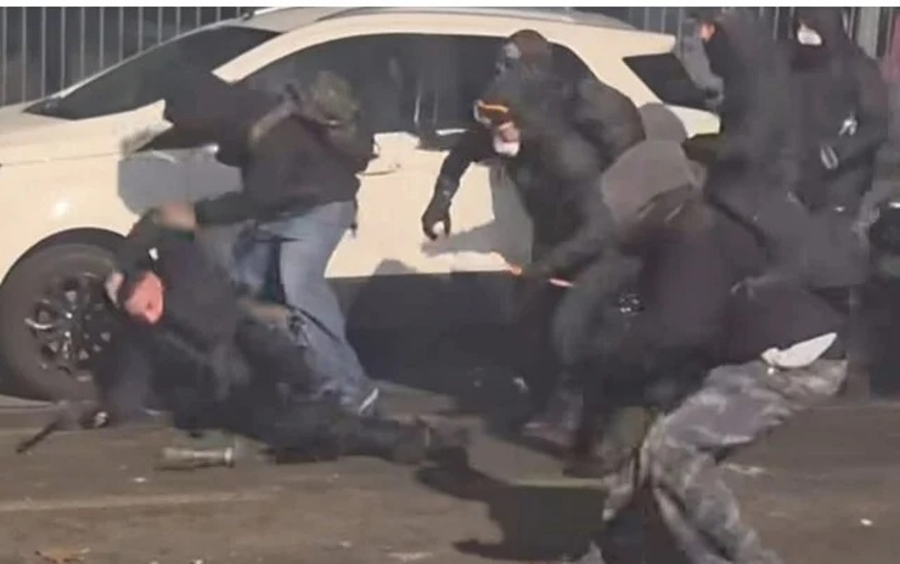 Μια σύλληψη για την επίθεση με σφυρί σε βάρος αστυνομικού στο Τορίνο ΒΙΝΤΕΟ 28 Μια σύλληψη για την επίθεση με σφυρί σε βάρος αστυνομικού στο Τορίνο ΒΙΝΤΕΟ