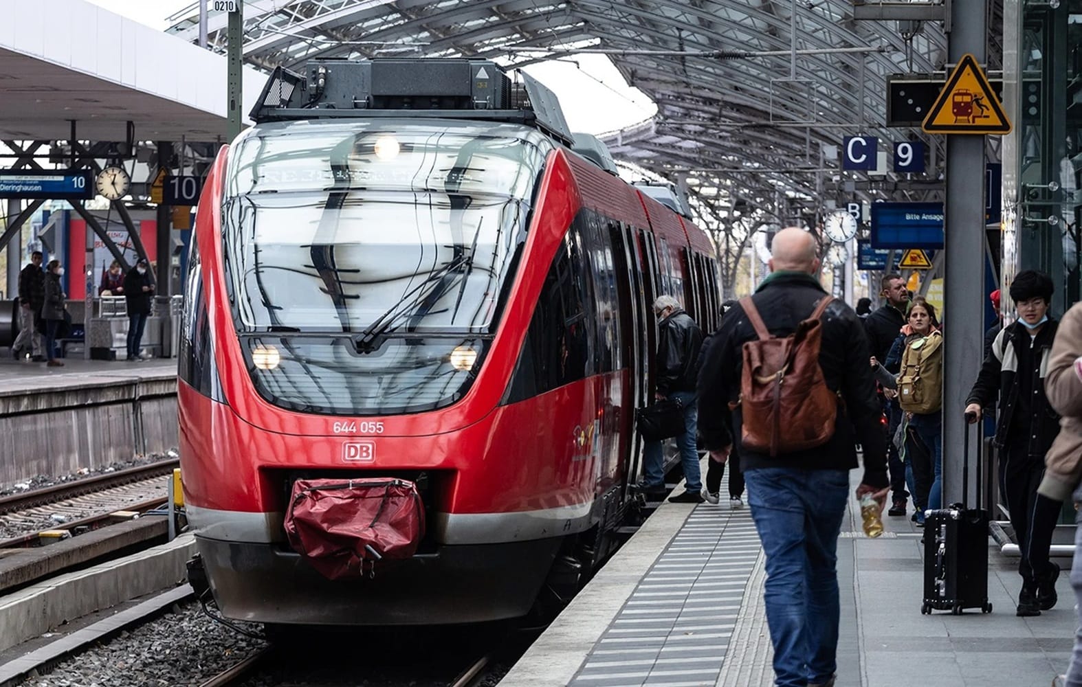 Γερμανία: Έλληνας κατηγορείται ότι ξυλοκόπησε μέχρι θανάτου ελεγκτή τρένου, το χρονικό της τραγωδίας 4 Γερμανία: Έλληνας κατηγορείται ότι ξυλοκόπησε μέχρι θανάτου ελεγκτή τρένου, το χρονικό της τραγωδίας
