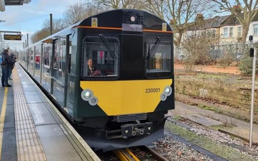 Το τρένο με μπαταρία που φορτίζει σε 3,5 λεπτά και αλλάζει τις σιδηροδρομικές μεταφορές