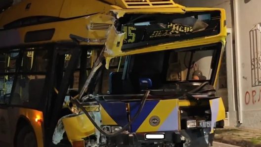 Σε πολυκατοικία κατέληξε τρόλεϊ εκτός ελέγχου στα Πετράλωνα