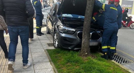 Αγρίνιο: ΙΧ σε δένδρο αφού προσέκρουσε σε τρια οχήματα ΦΩΤΟ - ΒΙΝΤΕΟ