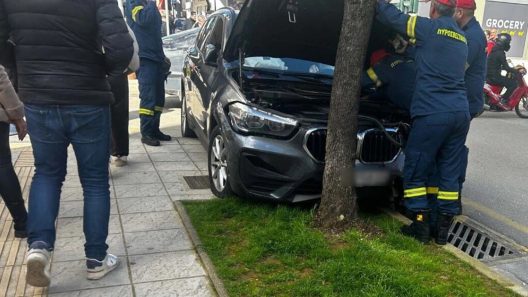 Αγρίνιο: ΙΧ σε δένδρο αφού προσέκρουσε σε τρια οχήματα ΦΩΤΟ - ΒΙΝΤΕΟ