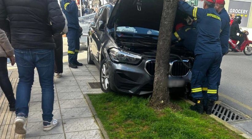 Αγρίνιο: ΙΧ σε δένδρο αφού προσέκρουσε σε τρια οχήματα ΦΩΤΟ - ΒΙΝΤΕΟ 24 Αγρίνιο: ΙΧ σε δένδρο αφού προσέκρουσε σε τρια οχήματα ΦΩΤΟ - ΒΙΝΤΕΟ