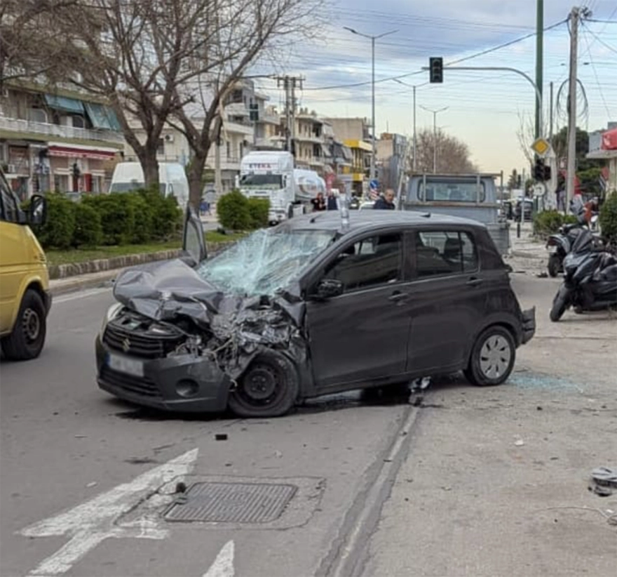 ΒΙΝΤΕΟ με την τρελή πορεία φορτηγού που εμβολίζει οχήματα στη Θηβών 5 ΒΙΝΤΕΟ με την τρελή πορεία φορτηγού που εμβολίζει οχήματα στη Θηβών