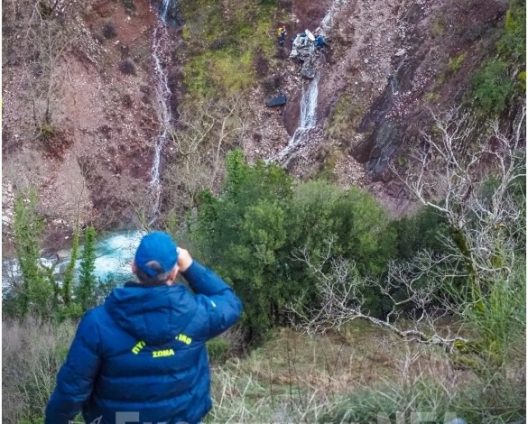 Προυσός Ευρυτανίας: Άμορφη μάζα το ΙΧ που έπεσε σε χαράδρα 300 μ. με νεκρό τον οδηγό ΦΩΤΟ