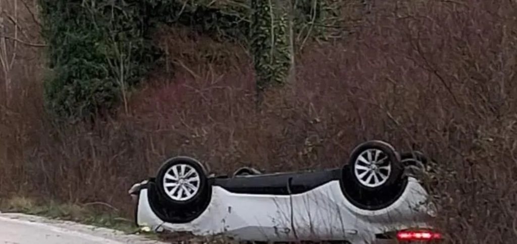 Αυτοκίνητο ανετράπη στο πρανές του δρόμου