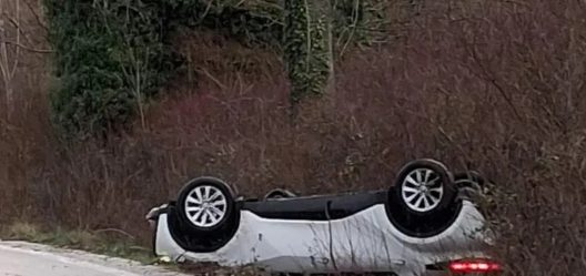 Αυτοκίνητο ανετράπη στο πρανές του δρόμου