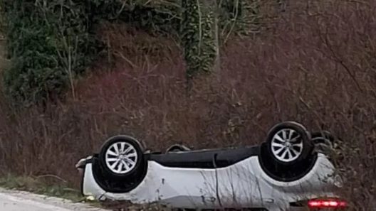 Αυτοκίνητο ανετράπη στο πρανές του δρόμου