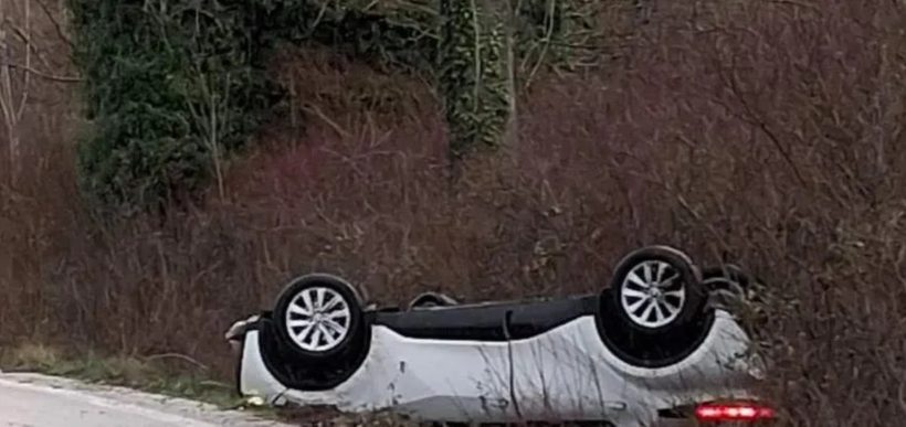 Αυτοκίνητο ανετράπη στο πρανές του δρόμου