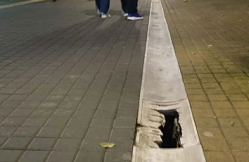 Πάτρα: Ακόμα δεν φτιάχτηκε και άνοιξε τρύπες ο πεζόδρομος Τριών Ναυάρχων ΦΩΤΟ 29 Πάτρα: Ακόμα δεν φτιάχτηκε και άνοιξε τρύπες ο πεζόδρομος Τριών Ναυάρχων ΦΩΤΟ