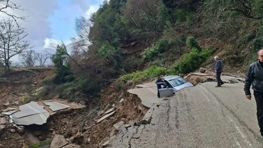 «Βούλιαξε» δρόμος στα Τζουμέρκα, κινδύνεψε οδηγός ΦΩΤΟ - ΒΙΝΤΕΟ