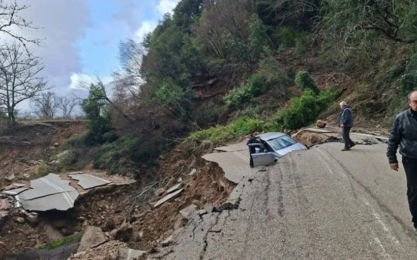 «Βούλιαξε» δρόμος στα Τζουμέρκα, κινδύνεψε οδηγός ΦΩΤΟ - ΒΙΝΤΕΟ