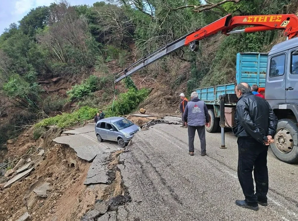 «Βούλιαξε» δρόμος στα Τζουμέρκα, κινδύνεψε οδηγός ΦΩΤΟ - ΒΙΝΤΕΟ