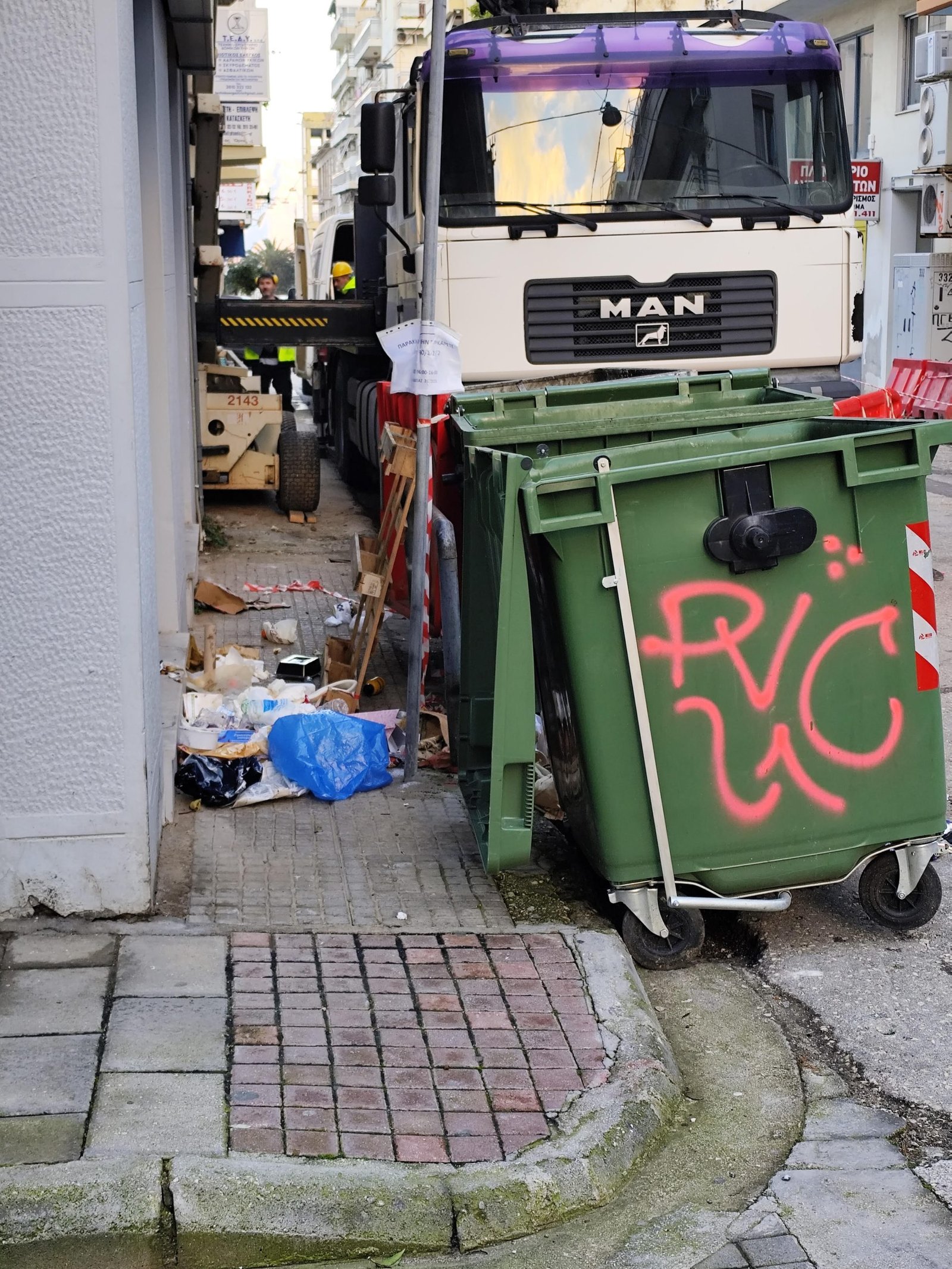 Πάτρα: Σκουπίδια έξω από μαγαζιά, μετά το πέρασμα απορριμματοφόρου! ΦΩΤΟ 25 Πάτρα: Σκουπίδια έξω από μαγαζιά, μετά το πέρασμα απορριμματοφόρου! ΦΩΤΟ