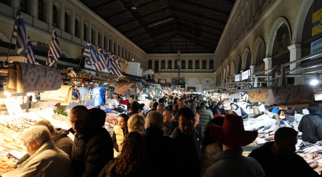 Από βραδίς με ουρές έξω από τη Βαρβάκειο για τα Σαρακοστιανά ΦΩΤΟ
